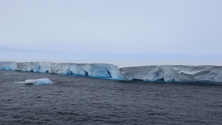 Vast 'megaberg' the size of Gloucestershire runs aground