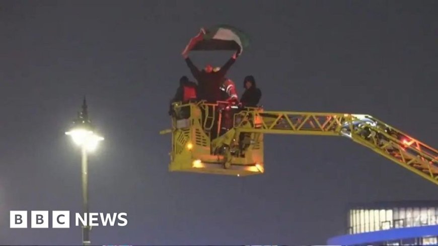 Man arrested after climbing Big Ben at Palace of Westminster