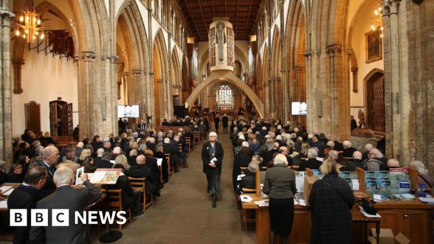 King's tribute as hundreds gather for Lord Elis-Thomas funeral